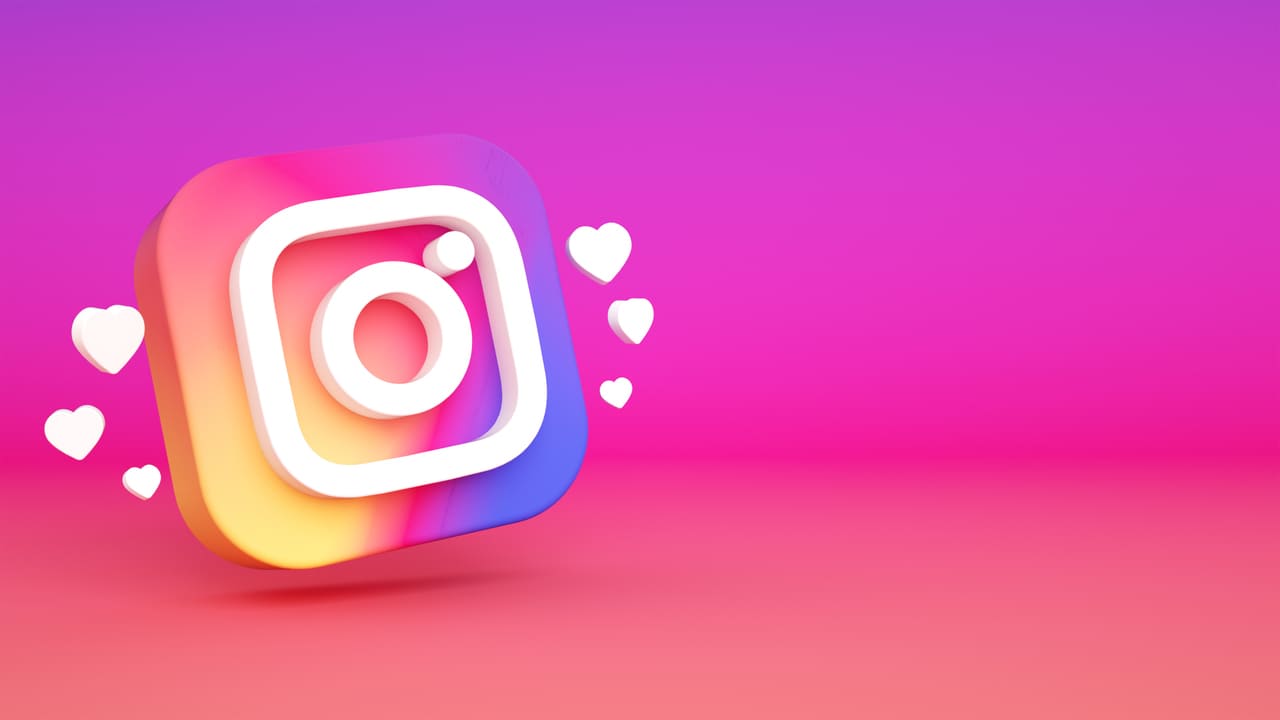 instagram logo background 3d rendering 1 Jak zdobyć pierwszych followersów na Instagramie?